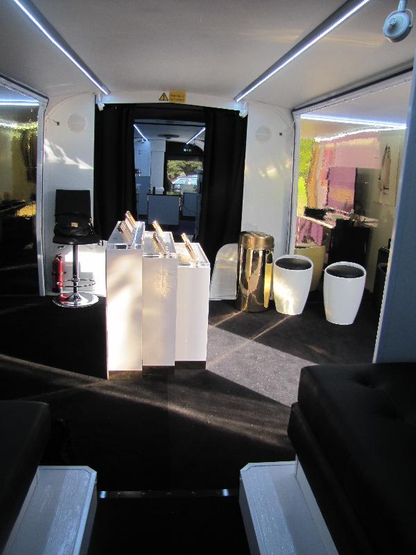 Remorque du bus articulé aménagé en salon et présentation de maquillage pour Yves St Laurent