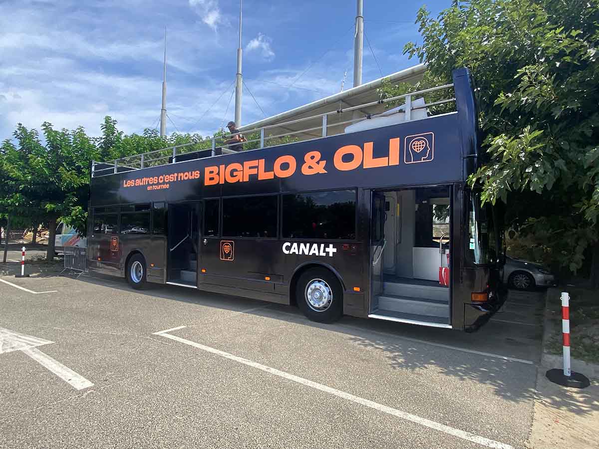 Bus à impérial Big Flo & Oli tournée promotionnelle nouvel album minis concerts