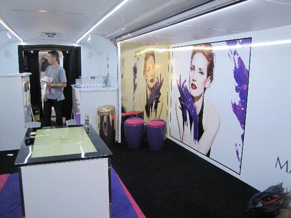 Bus YSL salon de maquillage mobile