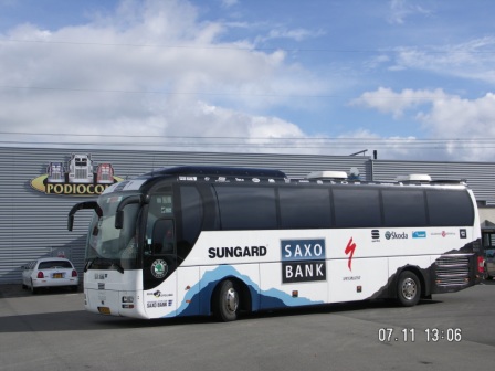 Bus Saxo Bank aménagé pour les cyclistes professionnels