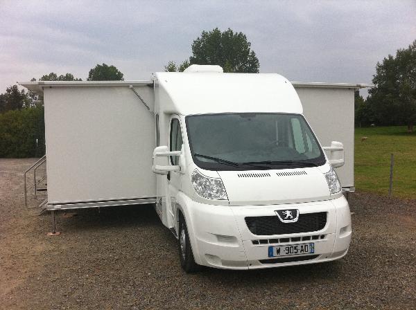 Peugeot Boxer extensible a 30 m² pour vos road show de présentation ou show room mobile