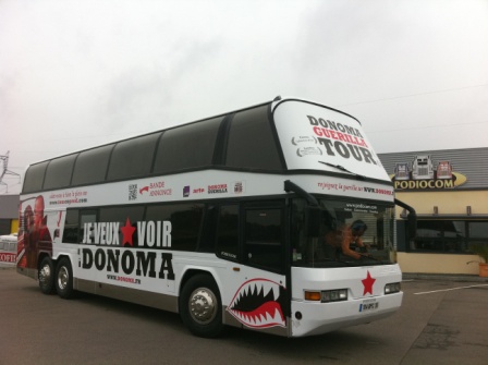 TOURBUS Podiocom pour la promotion du Film DONOMA