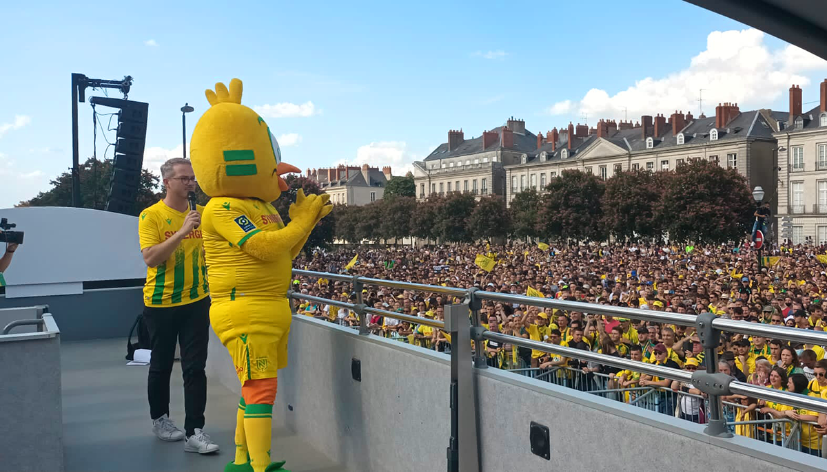Bus impérial toit ouvert défilé des vainqueurs et mascotte FC NANTES, les supporters en folie