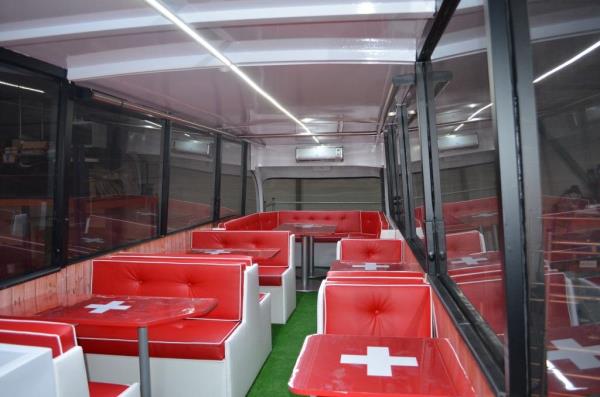Bus aménagé en restaurant mobile à Paris