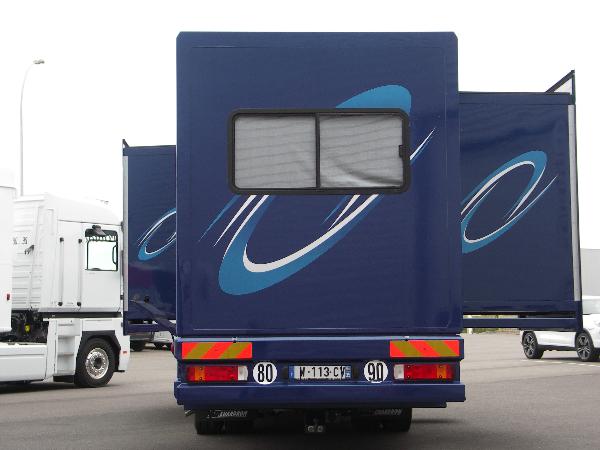 Camion motorhome avec extensions latérales et arriére