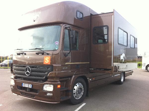 Camion aménagé en Camping car avec tiroir extensible