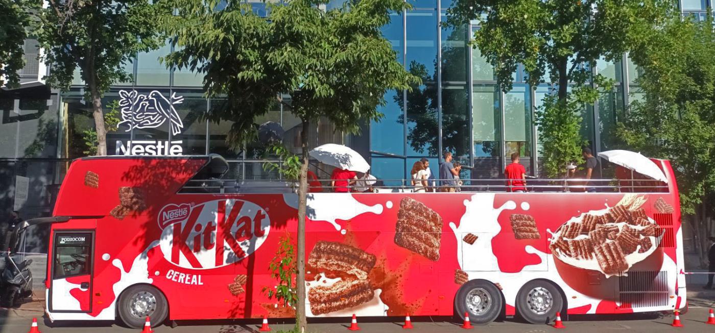 Notre bus à impériale, aménagé et décoré aux couleurs de KitKat