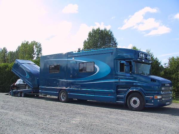 Motorhome avec remorque porte voiture