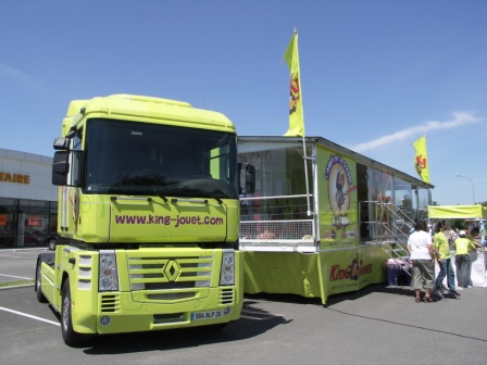 Tournée King  Jouet camion de 90 m² aménagé avec 4 espaces de jeux