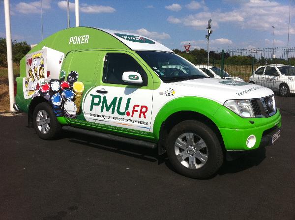 Voiture publicitaire de la caravane du tour de france pour le PMU