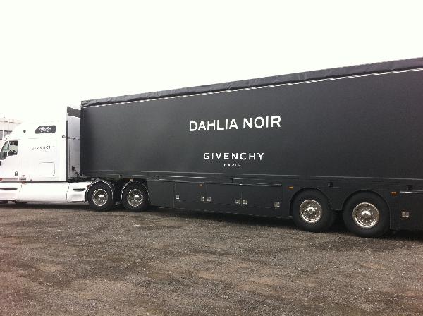 Camion show room de 90 m² pour la promotion Givenchy