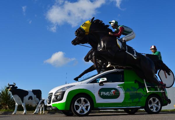 Véhicule spectaculaire du tour de france pour PMU