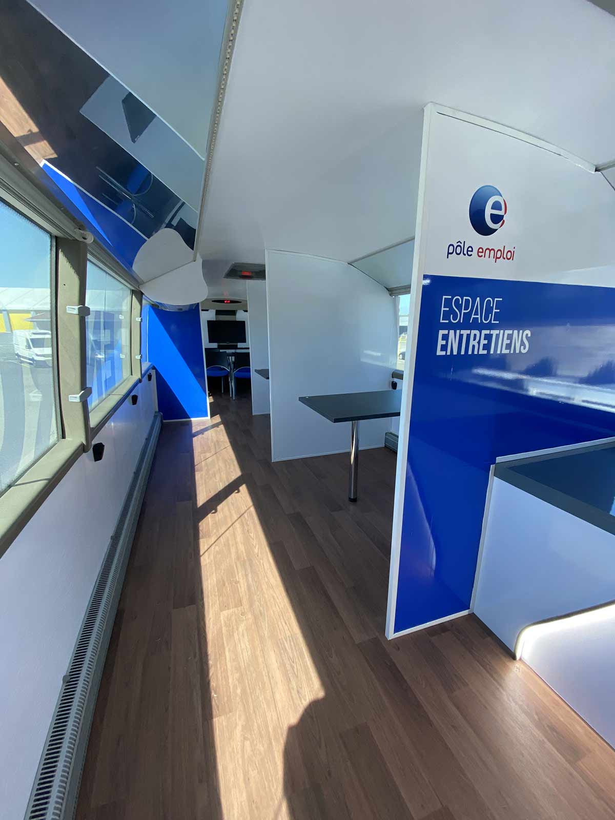 Bus agence itinérante road show évènementiel pôle emploi