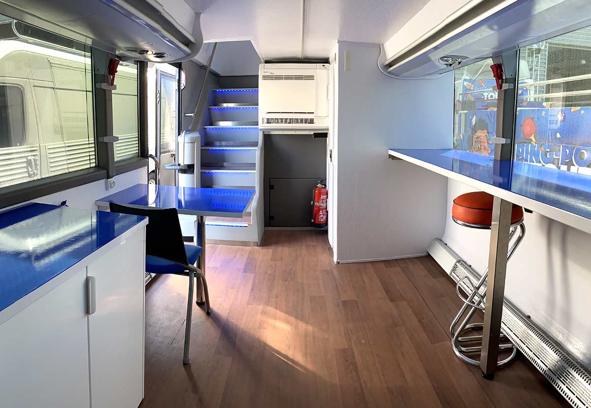 Bus évènementiel aménagement intérieur accueil agence itinérante