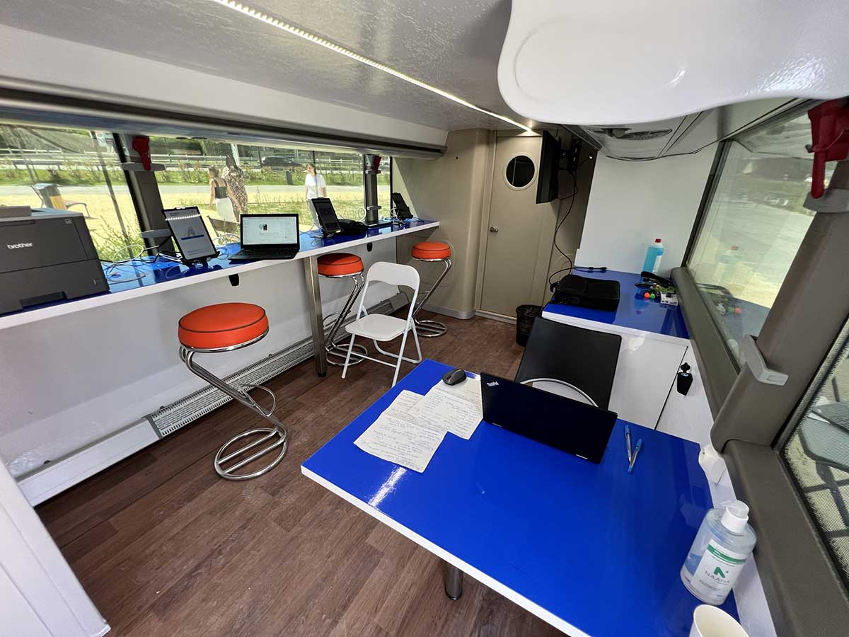 Aménagement intérieur bus double étage road show évènementiel pole emploi
