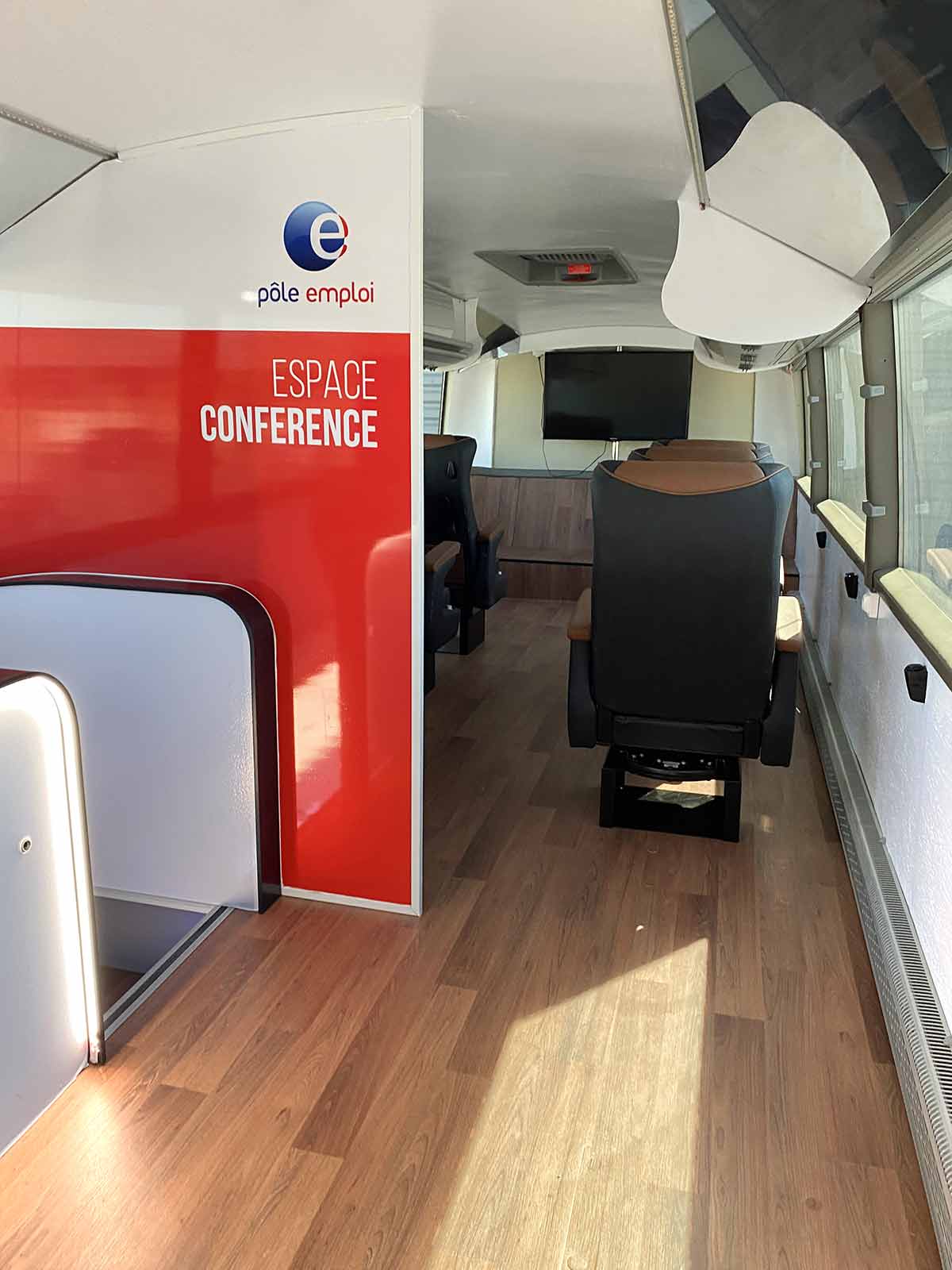 Bus de l´emploi agence mobile pôle emploi road show évènementiel