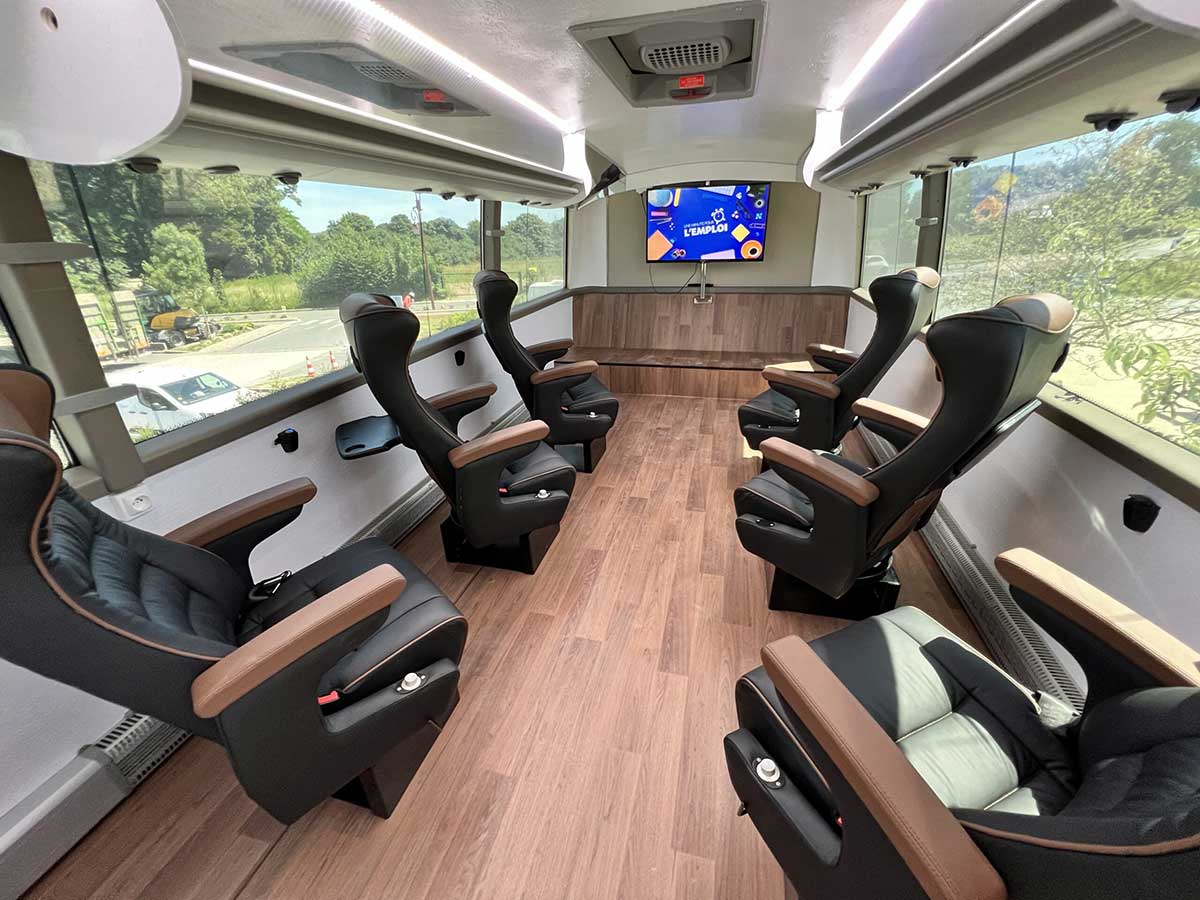 En route vers l´emploi bus évènementiel agence mobile aménagement intérieur espace conférence