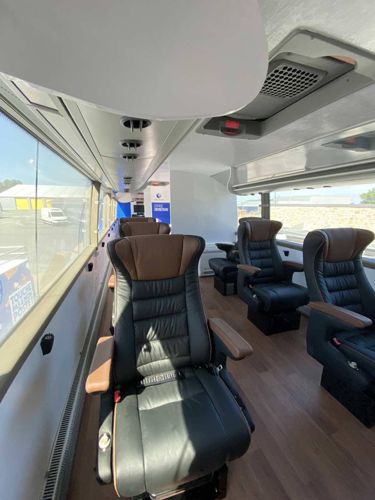 Bus double étage intérieur espace conférence agence itinérante pole emploi