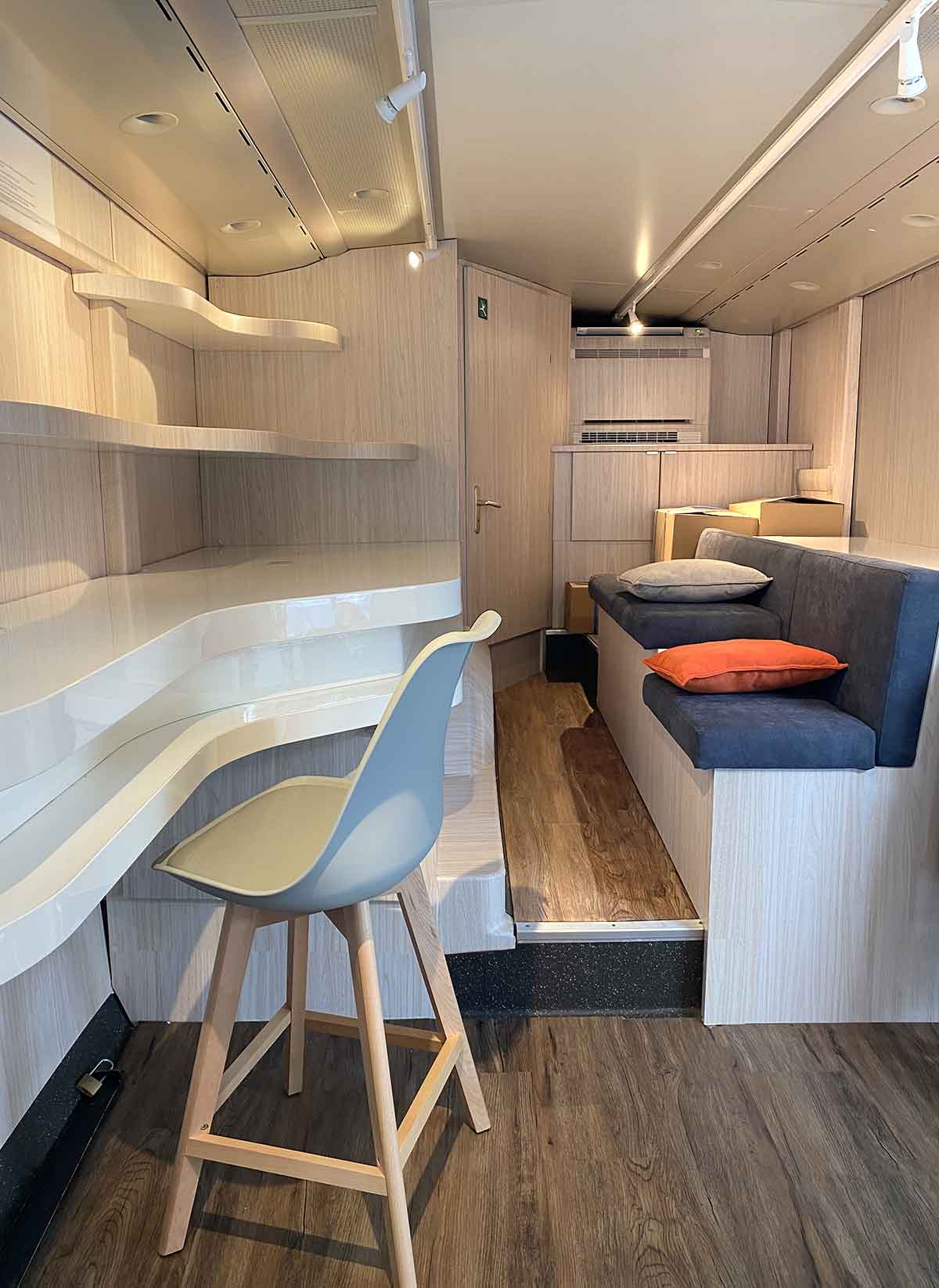 Intérieur du bus anglais aménagé pour les laboratoires Johnson & Johnson