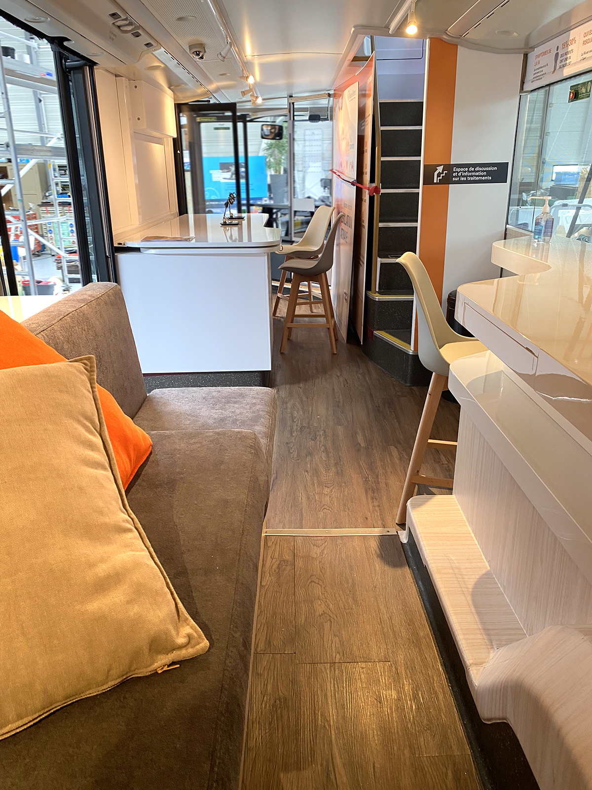 Aménagement intérieur d´un bus anglais, événement préventif de la santé du coeur