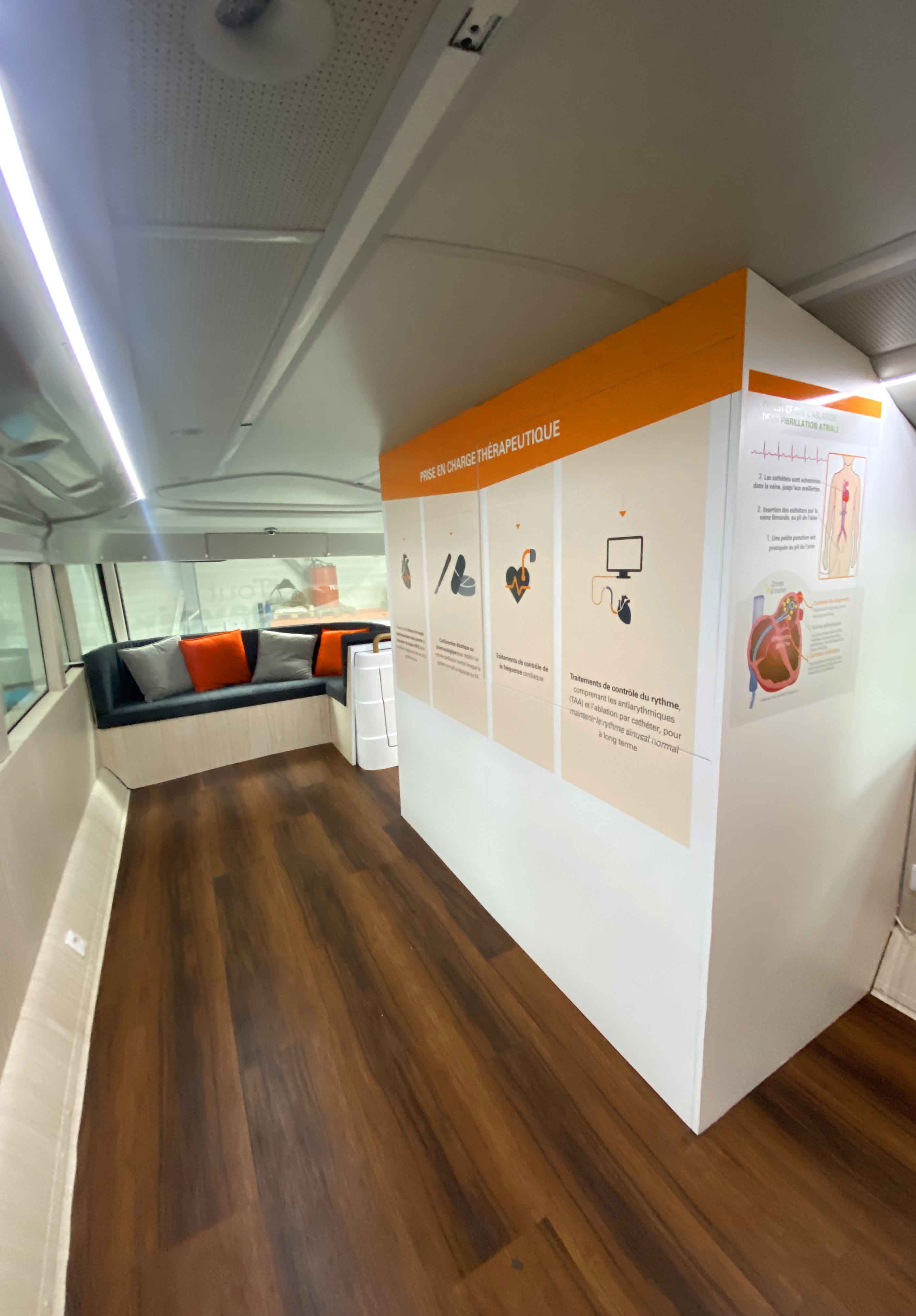Intérieur d´un bus anglais à l´étage, aménagement pour les laboratoires Johnson&Johnson