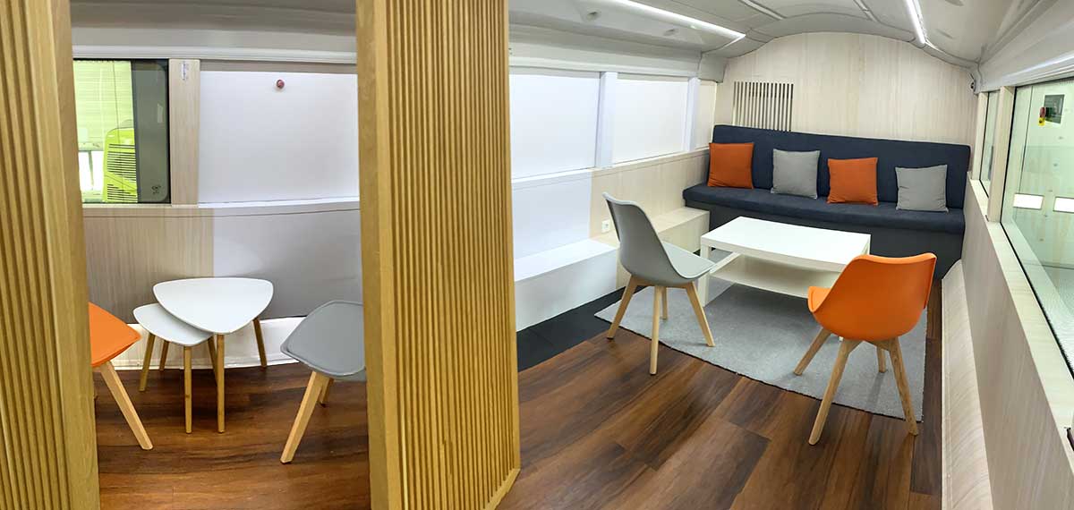 Aménagement intérieur à l´étage d´un bus anglais pour un roadshow événementiel sur la santé