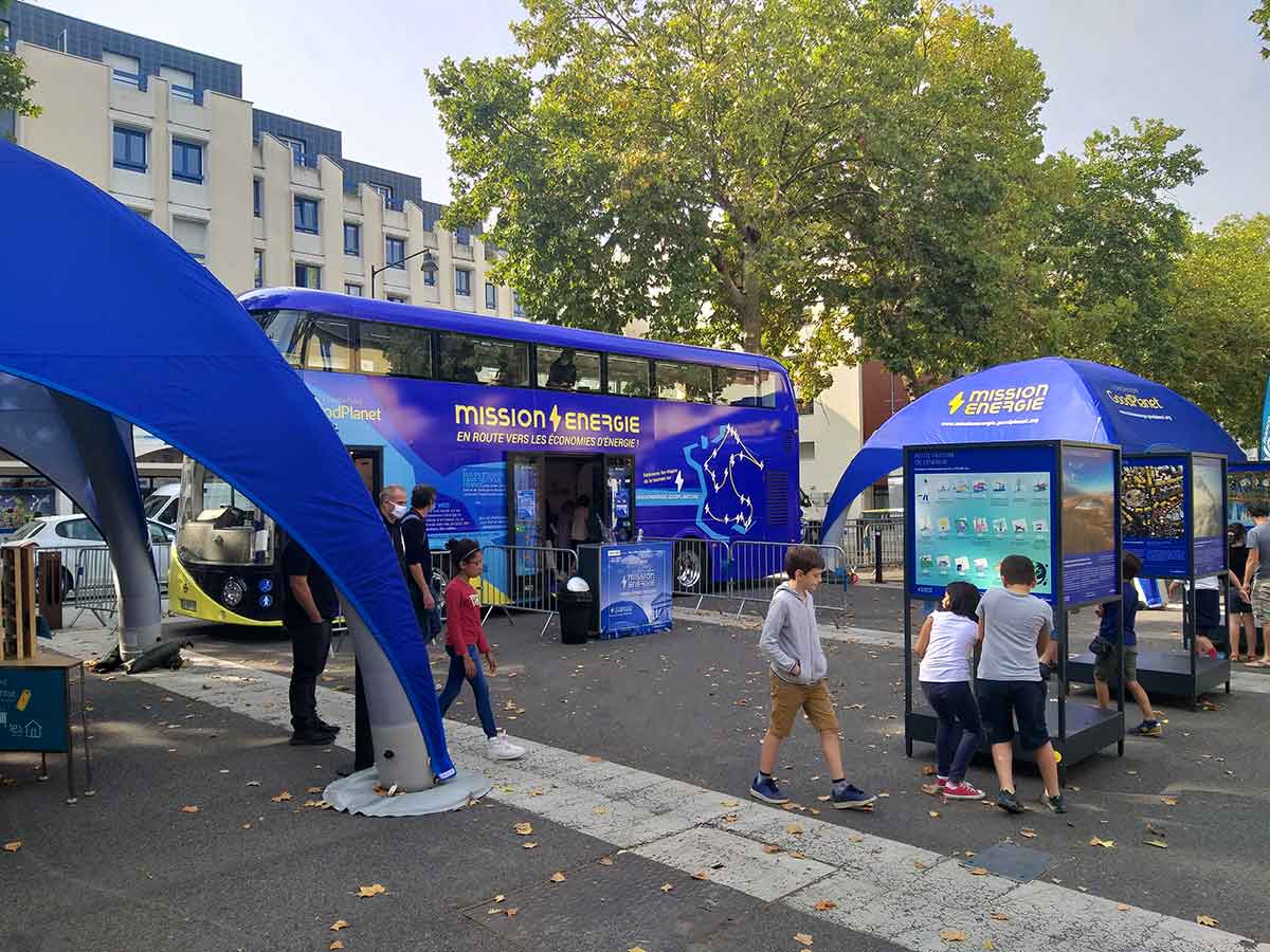 Evénement Good Planet en situation avec un bus anglais à double étage, totalement stické et aménagé par Podiocom