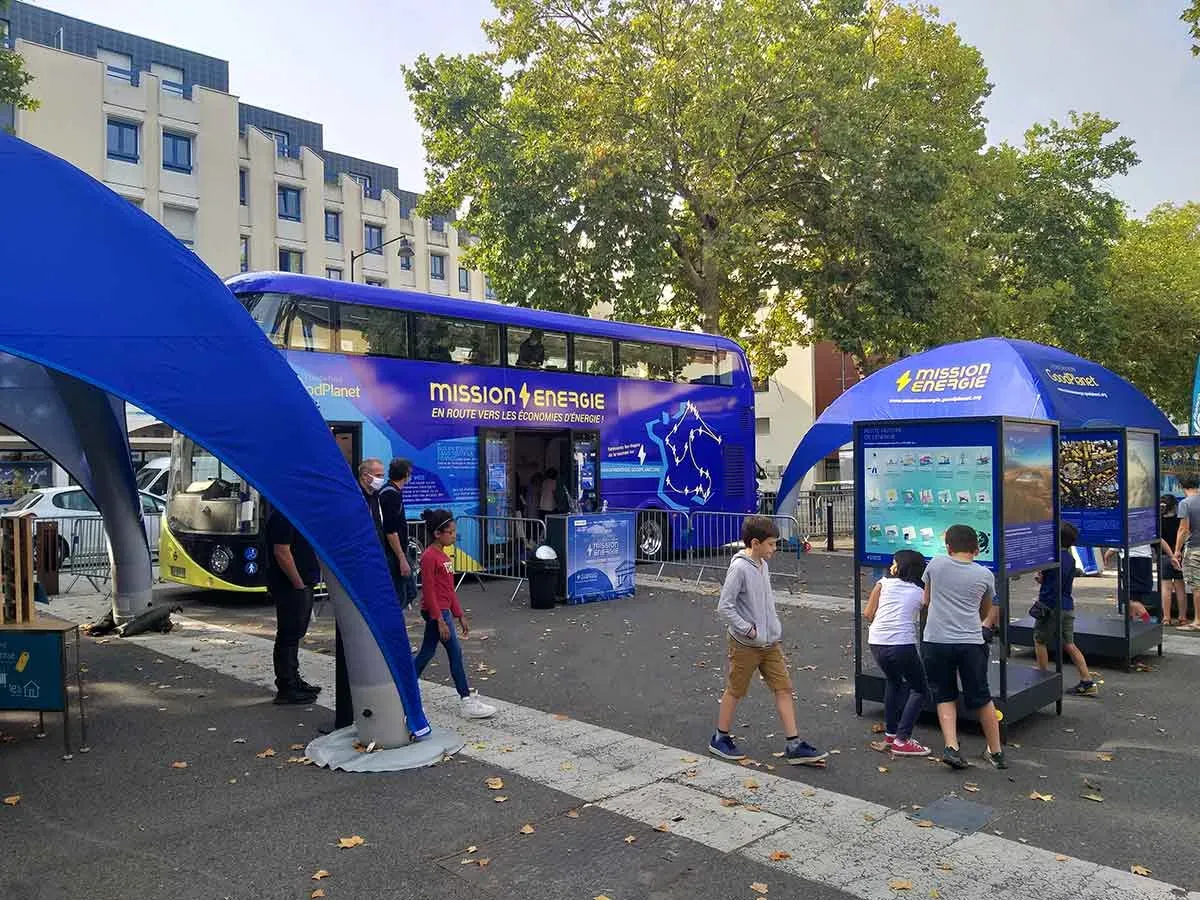 Evénement Good Planet en situation avec un bus anglais à double étage, totalement stické et aménagé par Podiocom