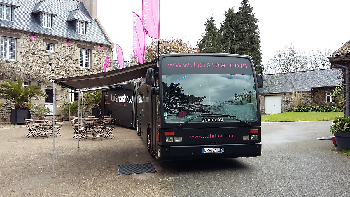 Bus exposition articulé