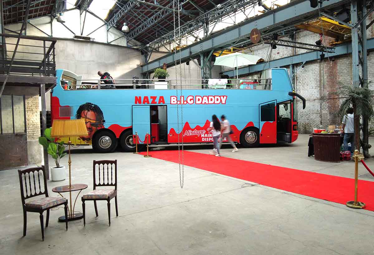 Bus à impériale open Setra tournage du clip pour la nouvelle mixtape du rappeur Naza