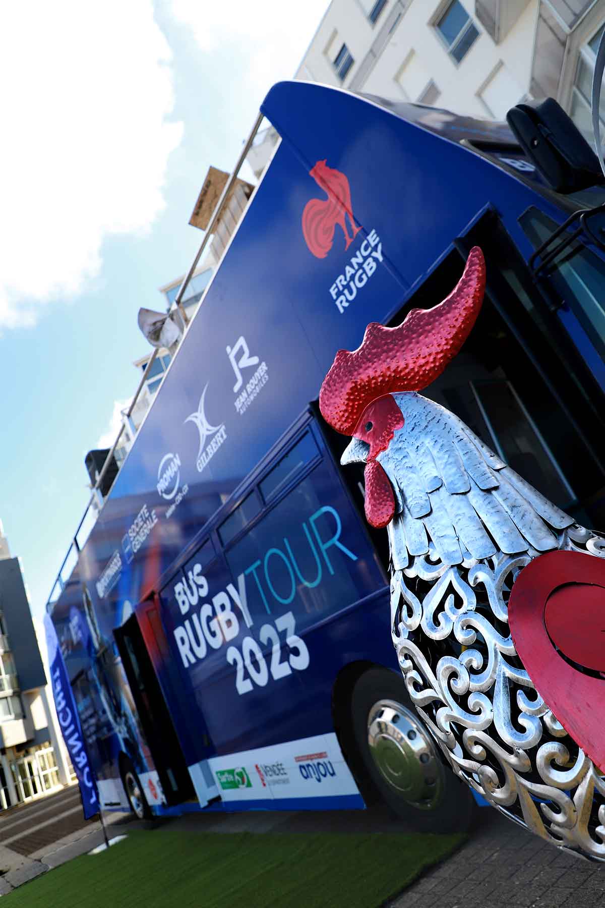 Bus double étage avec terrasse sur le toit évènement fédération française du-rugby