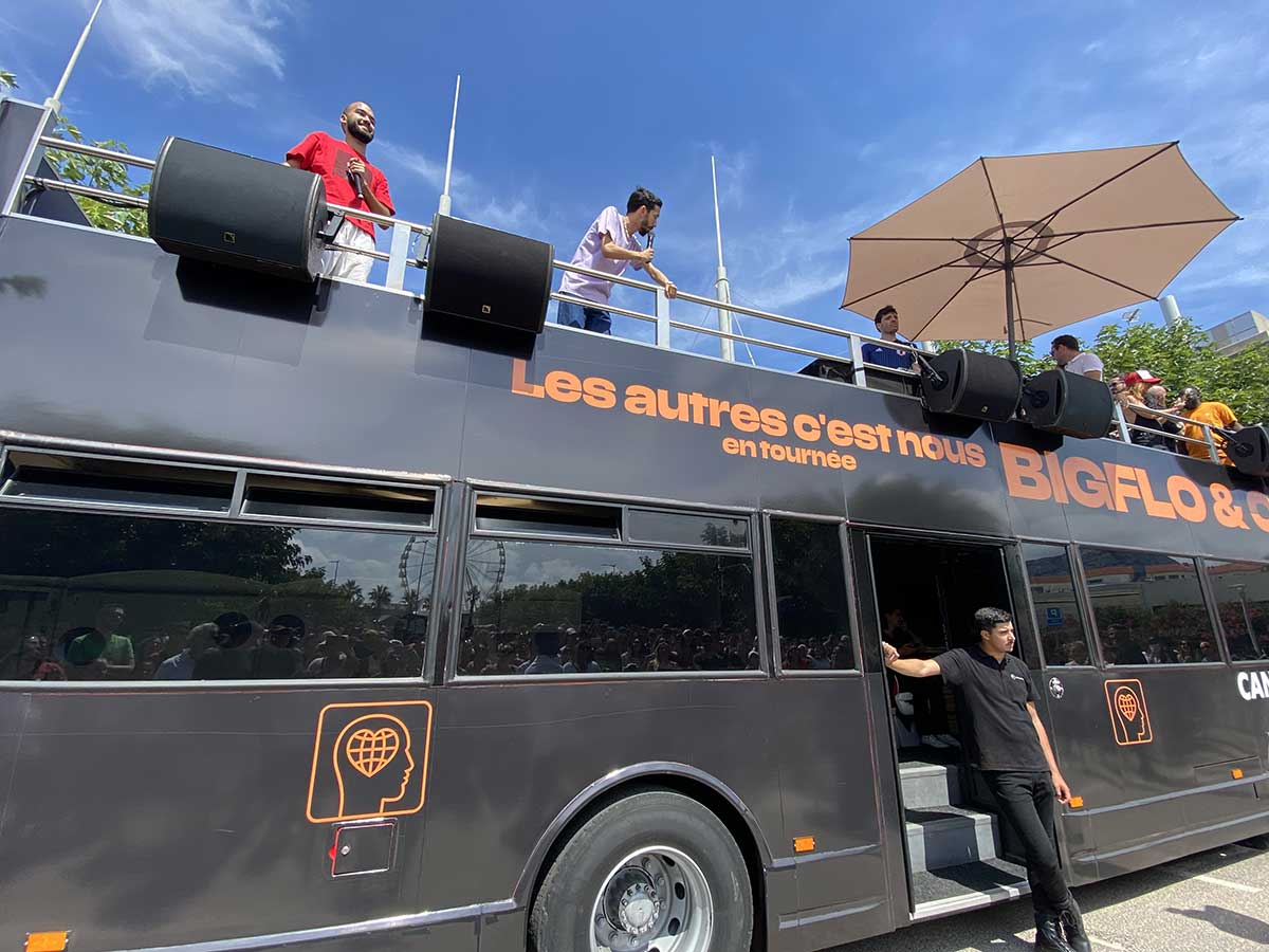 Bus à impérial pour promotion nouvel album Big Flo et Oli tournée minis concerts en bus 