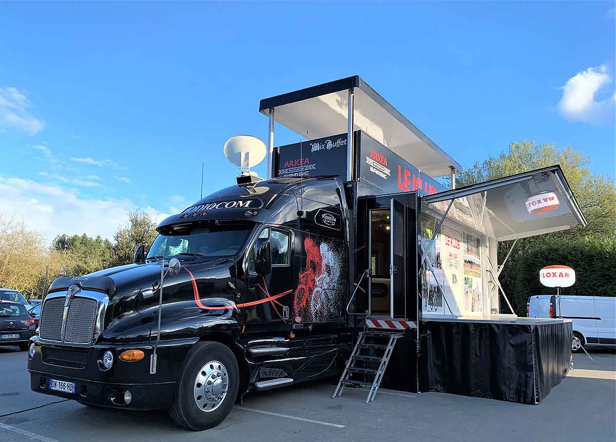 Semi podium Kenworth T2000, événement pour ARKEA SAMSIC