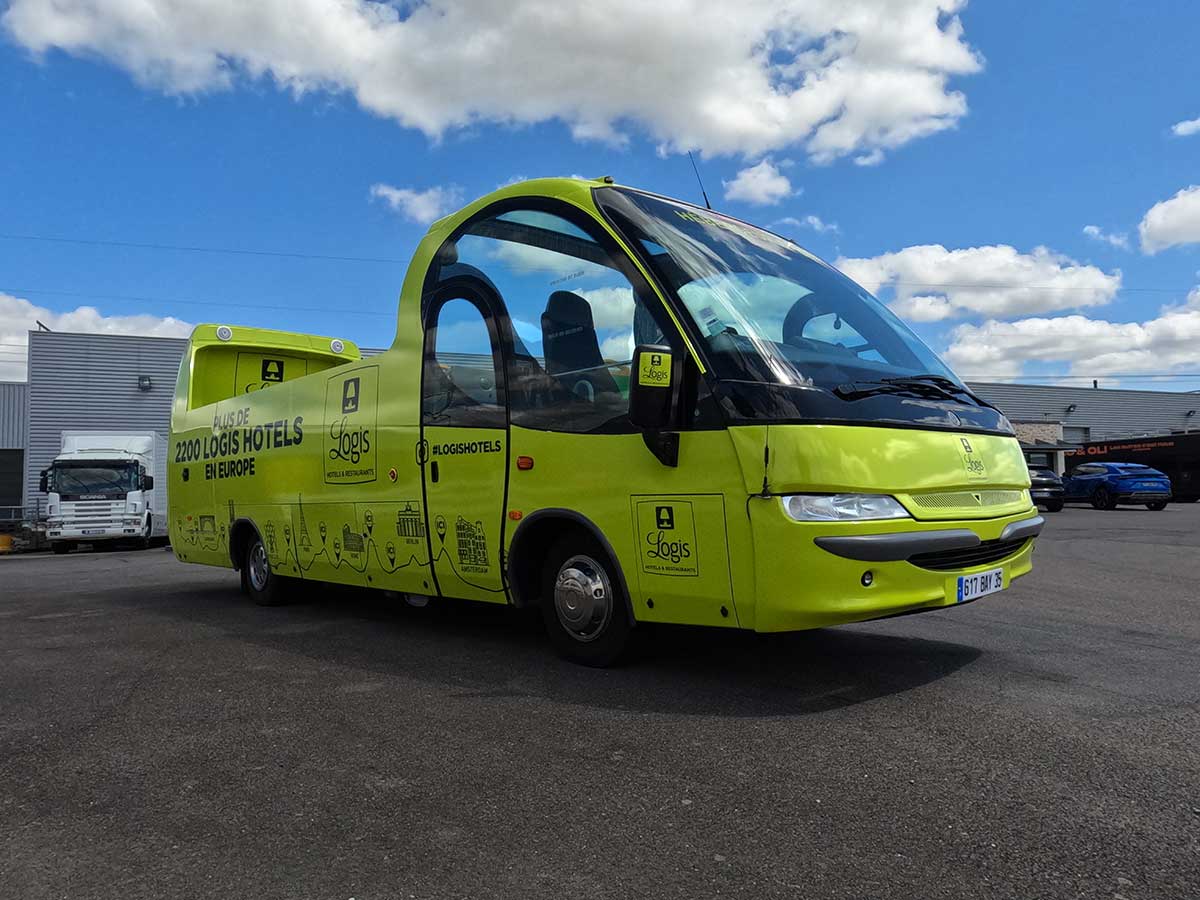 Mini bus cabriolet stické et aménagé pour le tour de France 2022 pour Logis Hôtels & restaurants 