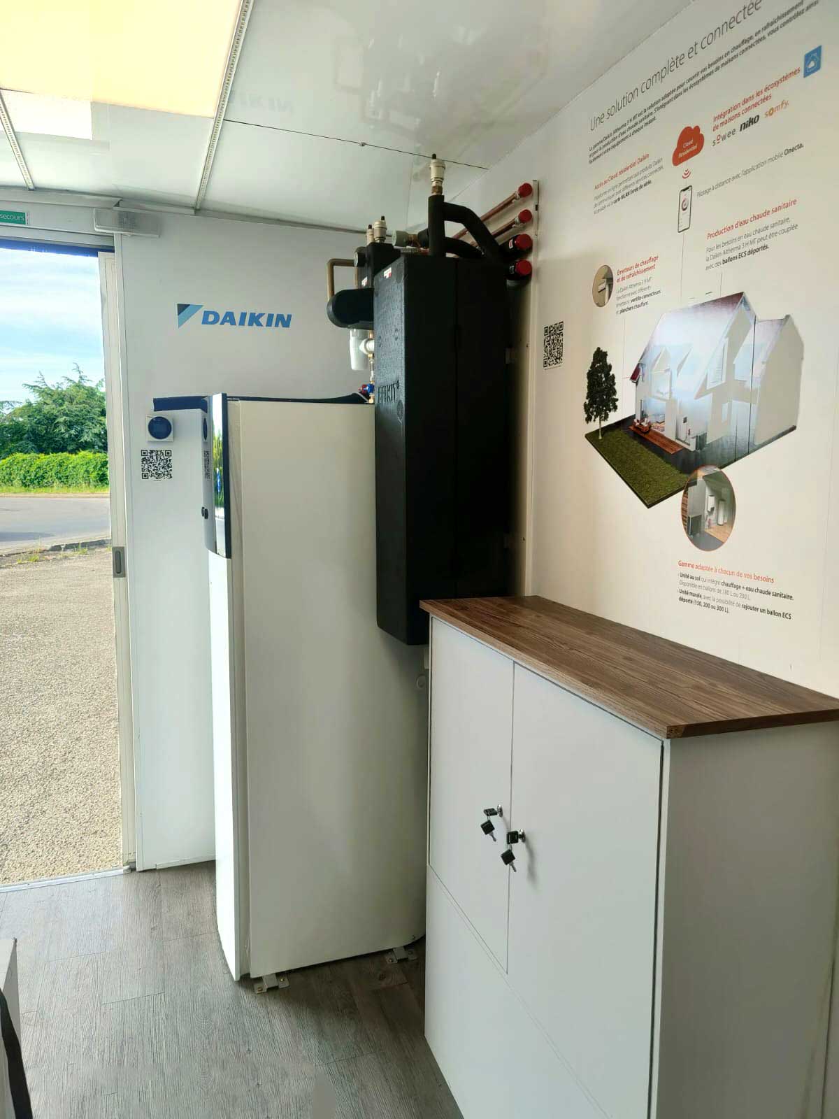 Aménagement et stickage intérieur d´un véhicule Utility décoré pour la tournée promotionnelle de Daikin