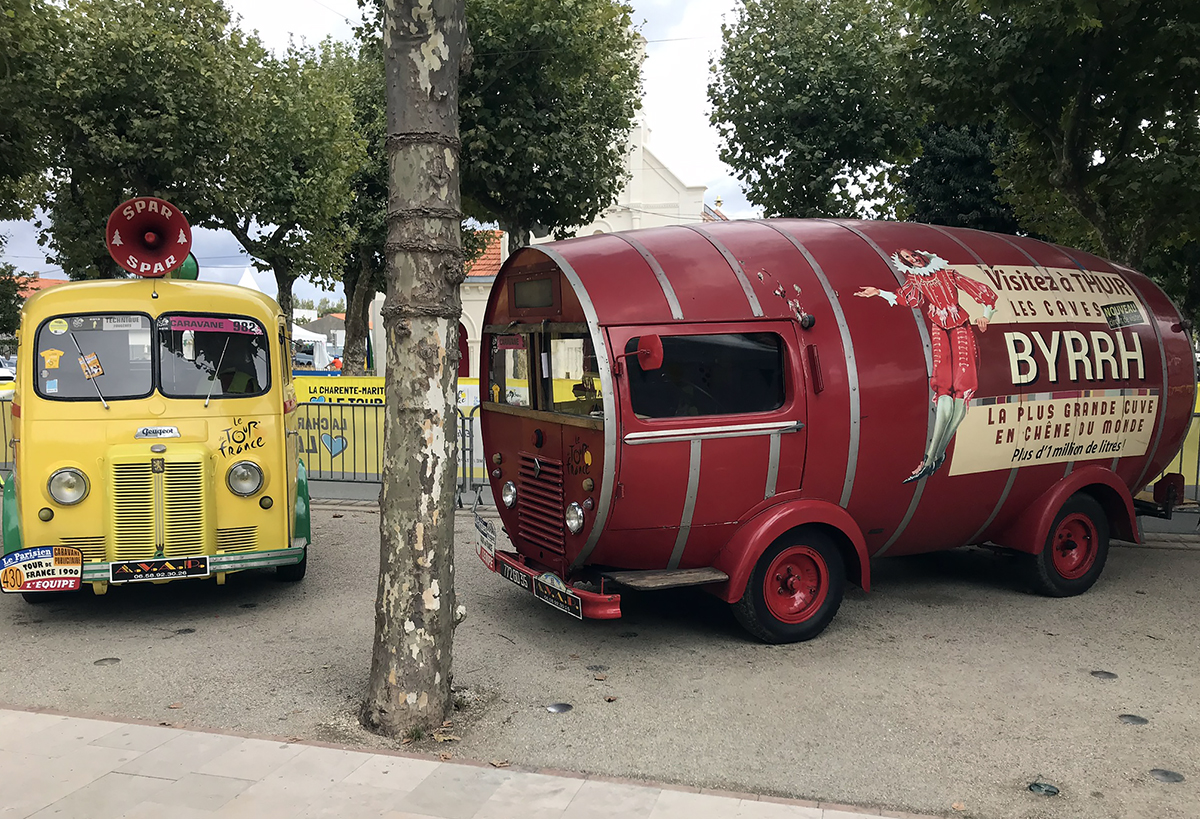 Véhicules publicitaires anciens